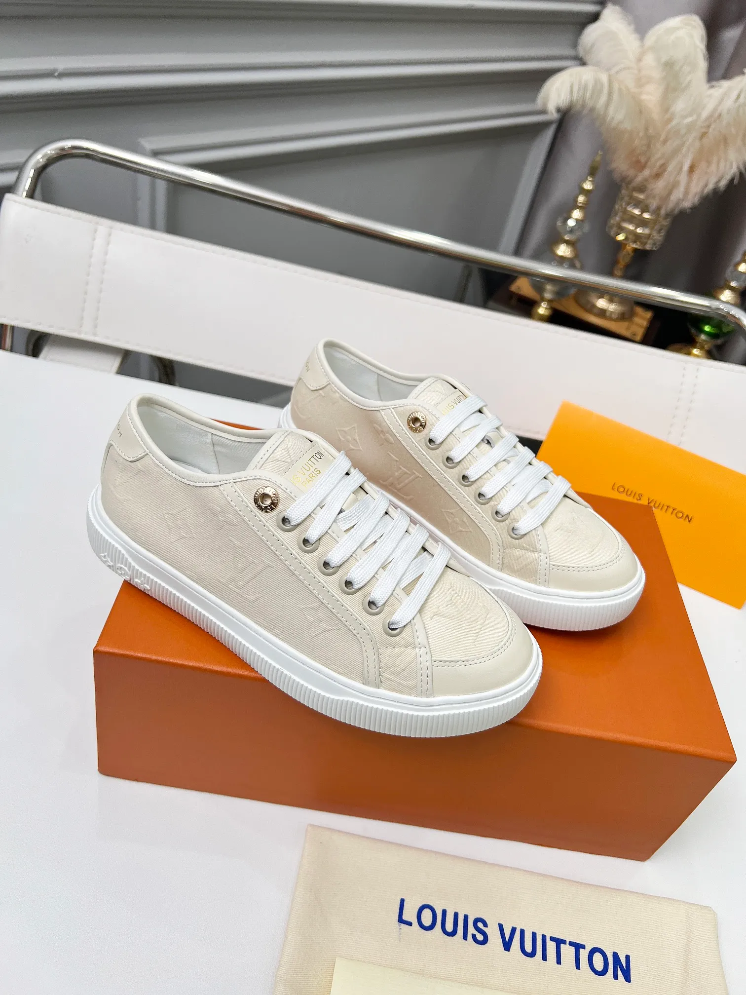 👟👟Ex-factory price 440👟👟 New arrival🆕 The hottest early spring model is coming. LV Lagoon sneakers are made of Monogram denim, injecting a retro flavor into the classic design. Leather trimmings pop out with the Louis Vuitton logo, while stenciled eyelets, trim and laces add to the refined details, and a rubber outsole embellished with Monogram flowers completes the look. Code number: 35~41, multiple colors available! Oil edges + TPU outsole + drawer box packaging